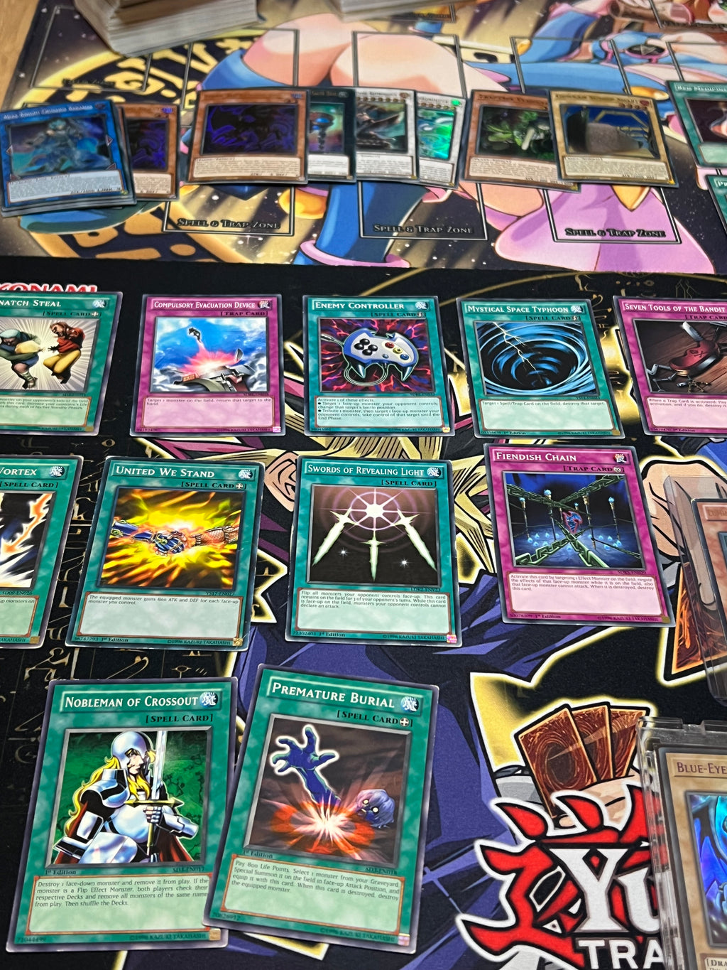 Yu-Gi-Oh! Collection Lot – 200 Cards [ blue eyes white dragon + OG cards ]